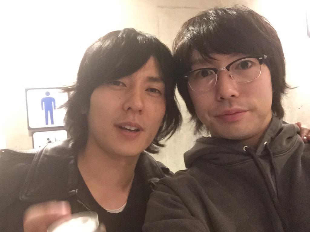 男子トイレ前で打ち上がる笑