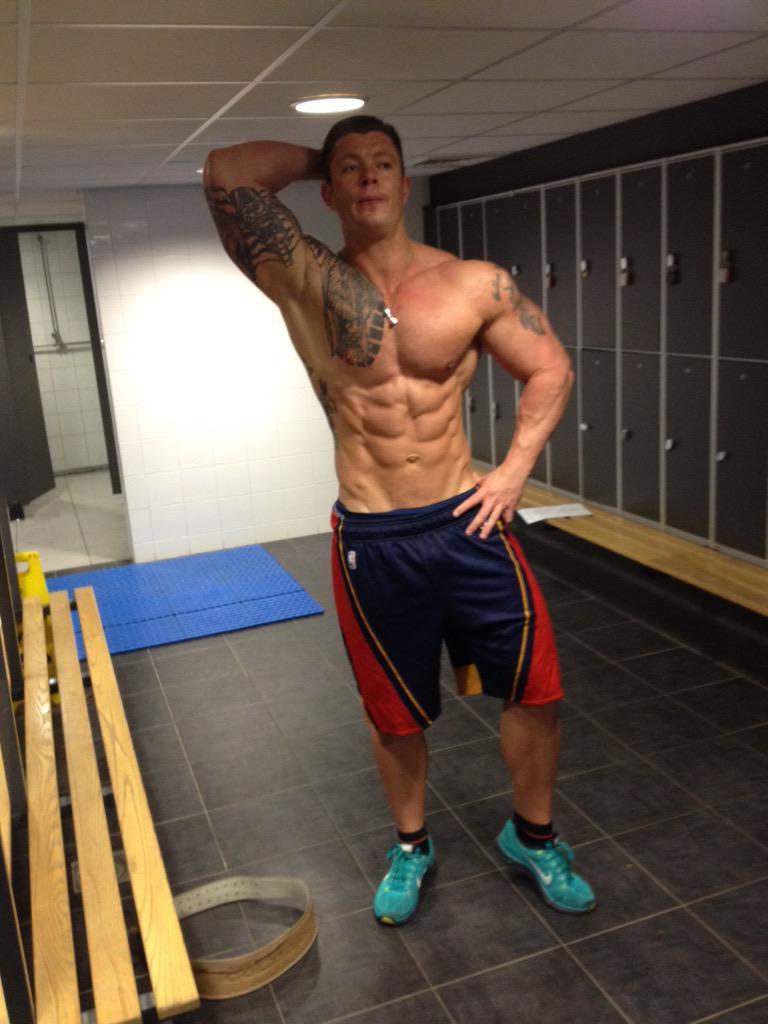 stylzi's tweet photo. #posedown #BodyPro @Body_Profile @GillesCrofta @Justin_Tayler big Thankyou for your support so far!! #letsgo #retweet http://t.co/8hK6tVZ087