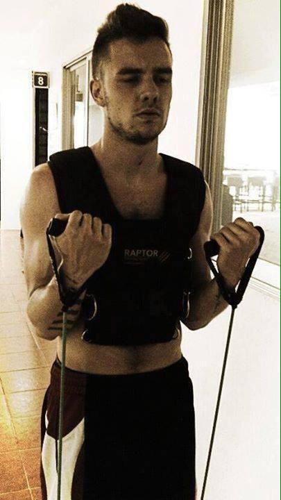 'liam is fat"

OH HOW I WISH BOYS IN MY SCHOOL AS FAT AS LIAM NOW

#LIAMHASNOCHILL
