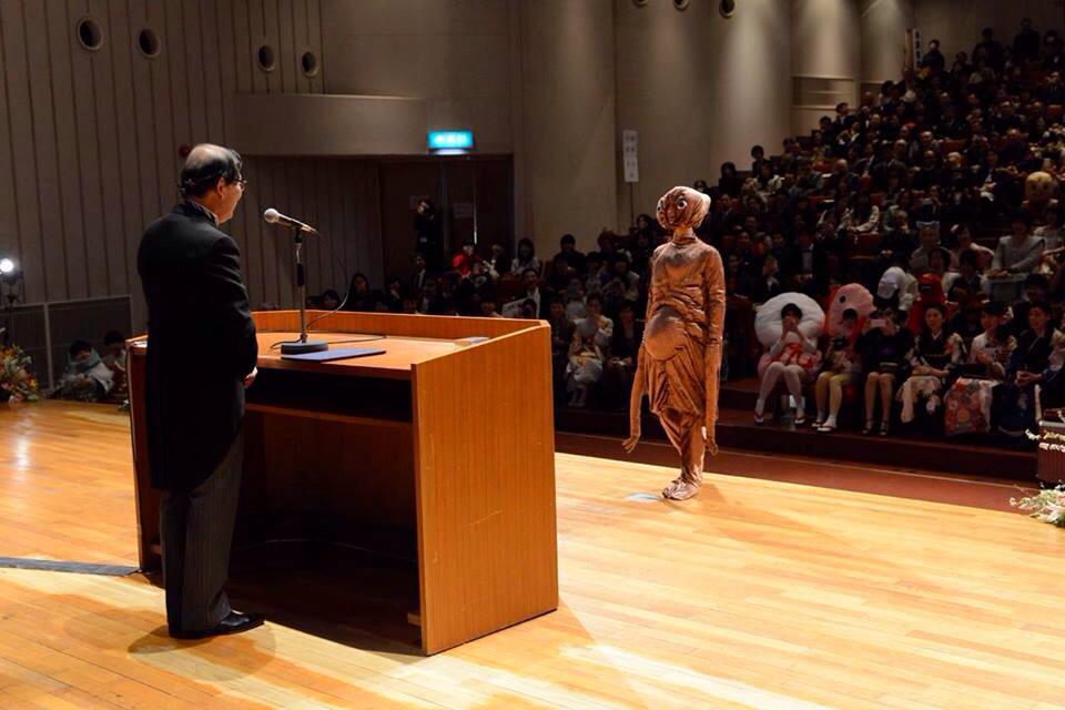 京大の卒業式が自由すぎると話題 それでは東大の卒業式の様子をご覧ください Togetter