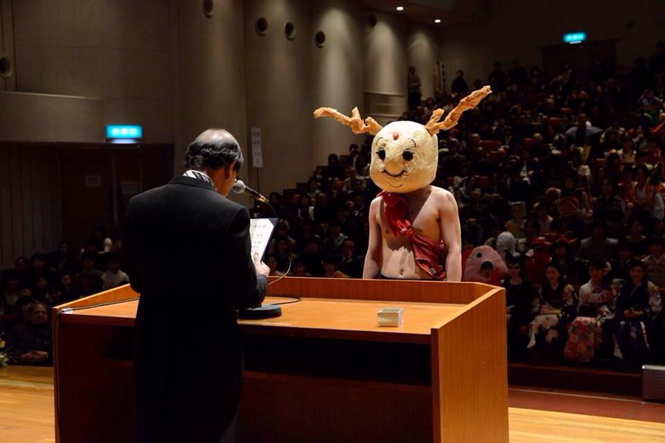 京大の卒業式が自由すぎると話題 それでは東大の卒業式の様子をご覧ください Togetter