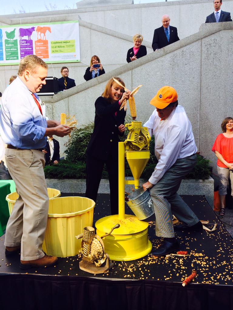 BethHarwellTN's tweet photo. Celebrating #AgDay w/ a corn shelling contest--the House won! Thx to my team @GeraldMcCormick &amp; @craigfitzhugh. http://t.co/50gNdy7cs9
