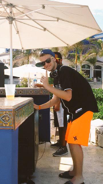 Spinning at the #HardRockHotelRivieraMaya ! Had a blast playing for all of you! Round 2 today !? 🎉🍻