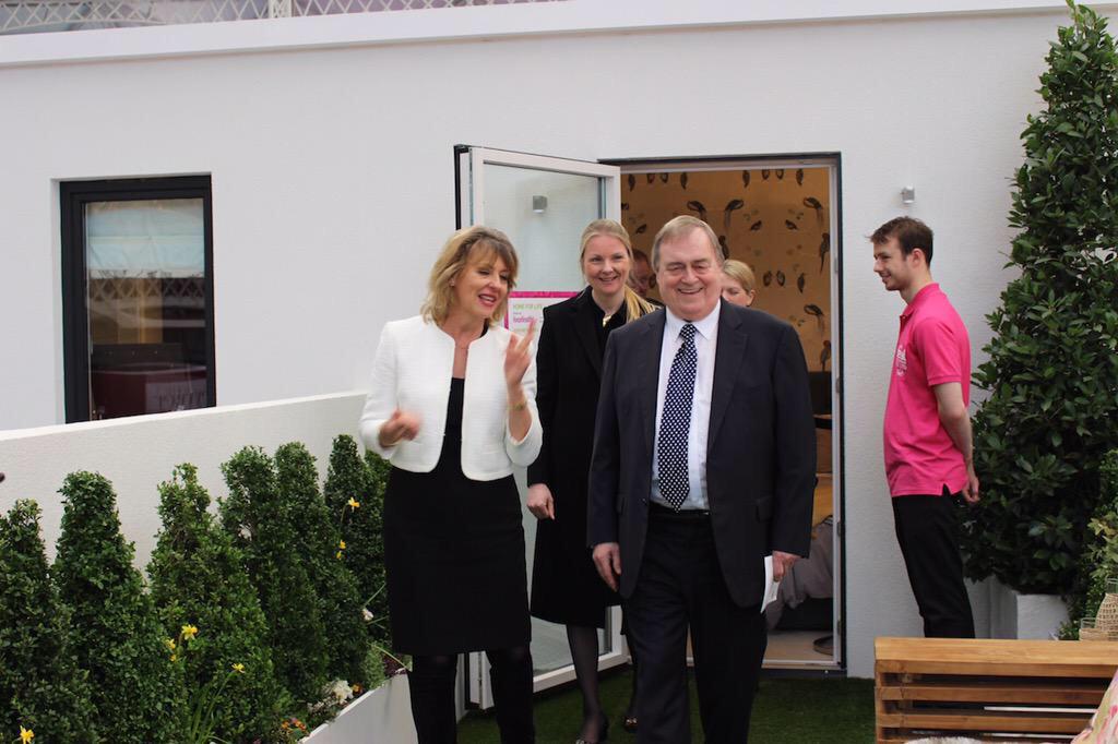 scselectricaluk's tweet photo. See those 2 teeny tiny lights on the wall behind John Prescott?....YEAH I DID! 😜👍 #idealhomeshow http://t.co/TvlVC98j9M