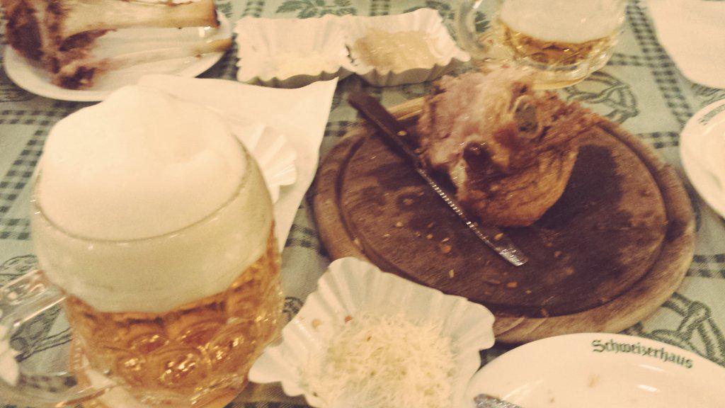 Rockhound0412's tweet image. Eating #Stelzen @SchweizerhausWien. #leckerlecker