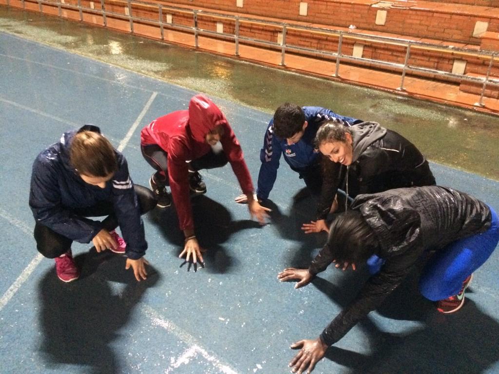 Fatimadiame's tweet photo. Ni la lluvia nos frena!!! #200 #Lluvia @Annsowsalvador  @CarmeenBP @alvaroreolid  #Jady 💪💪💪 http://t.co/Qd0wlLAxND