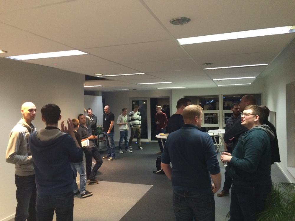 sterc's tweet image. De #phpfrl presentatie zit er al een uurtje op, maar er wordt nog druk gediscussieerd over PHP #openinnovatie