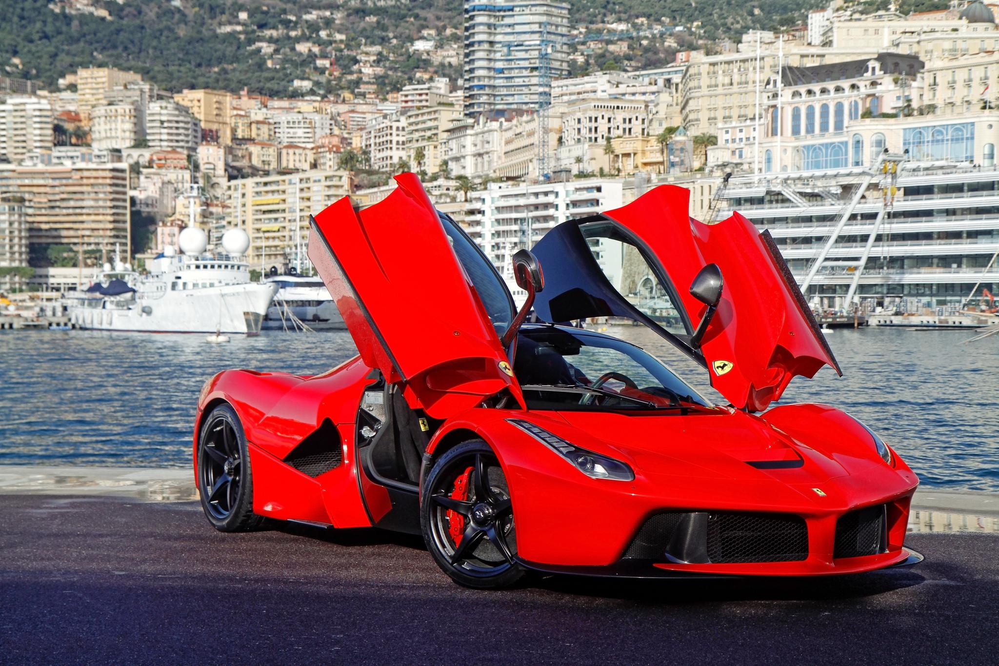 LaFerrari: Hãy cùng đắm mình trong vẻ đẹp siêu xe đỉnh cao của LaFerrari. Với thiết kế sang trọng, đầy uy lực và khả năng vận hành mạnh mẽ, chiếc xe này chắc chắn sẽ khiến bạn trầm trồ kinh ngạc.