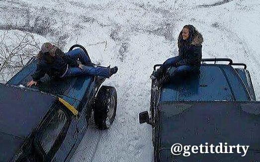GetItDirty's tweet photo. @jeepher @ThoseJeepGirls @Jeep_Family  Just the girls chatting it up during a Jeeping break #jeepwave #jeepher http://t.co/74YoIVWeJ4