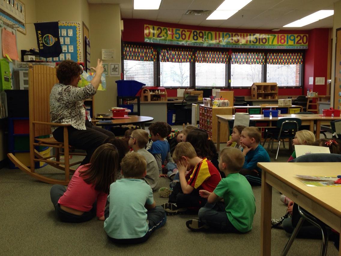 Primary_Dots's tweet photo. Learning about #evaporation #condensation #RainyDay lesson #WaterVapor @MacPride http://t.co/myAiZYX4cH