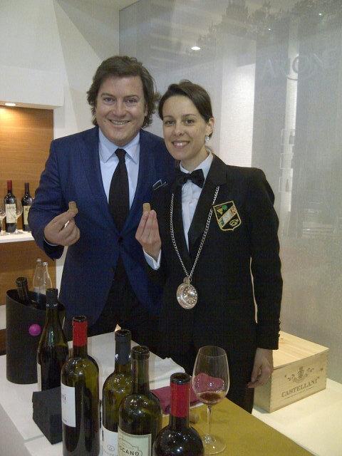 CSparvoli's tweet image. #vinitaly2015 Carlos Santos di Amorim Cork e la sommelier Karen Casagrande campionessa Fisar