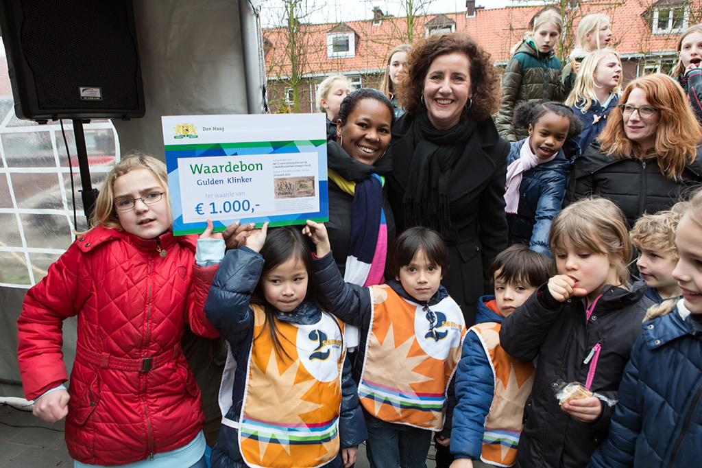 Wethouder <a href="/ivanengelshoven/">Ingrid van Engelshoven</a> reikt cheque van 1000 euro uit aan <a href="/bsLiduina/">Liduina basisschool</a>