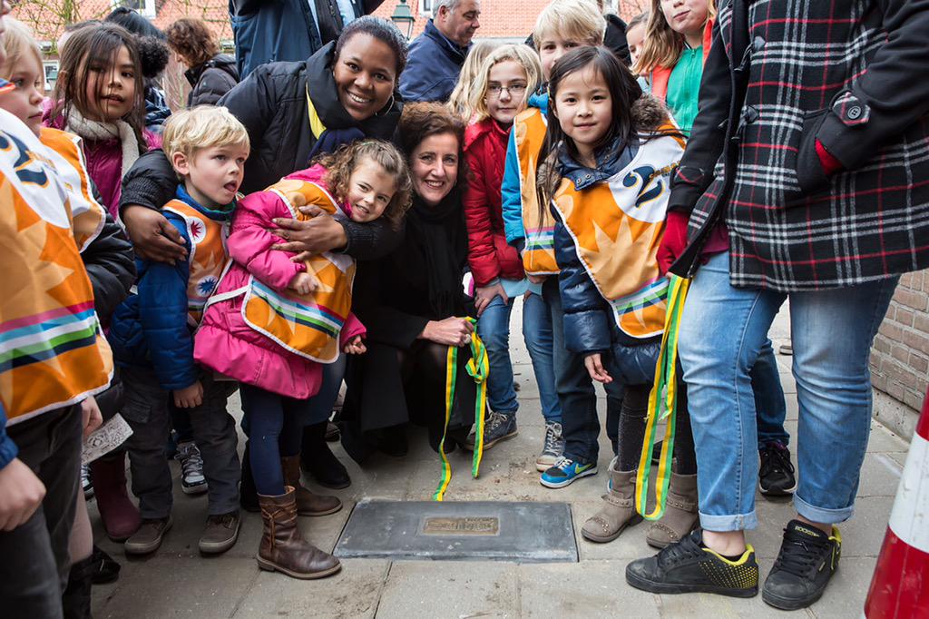 Instrating #guldenklinker door wethouder <a href="/ivanengelshoven/">Ingrid van Engelshoven</a> bij de <a href="/bsLiduina/">Liduina basisschool</a>