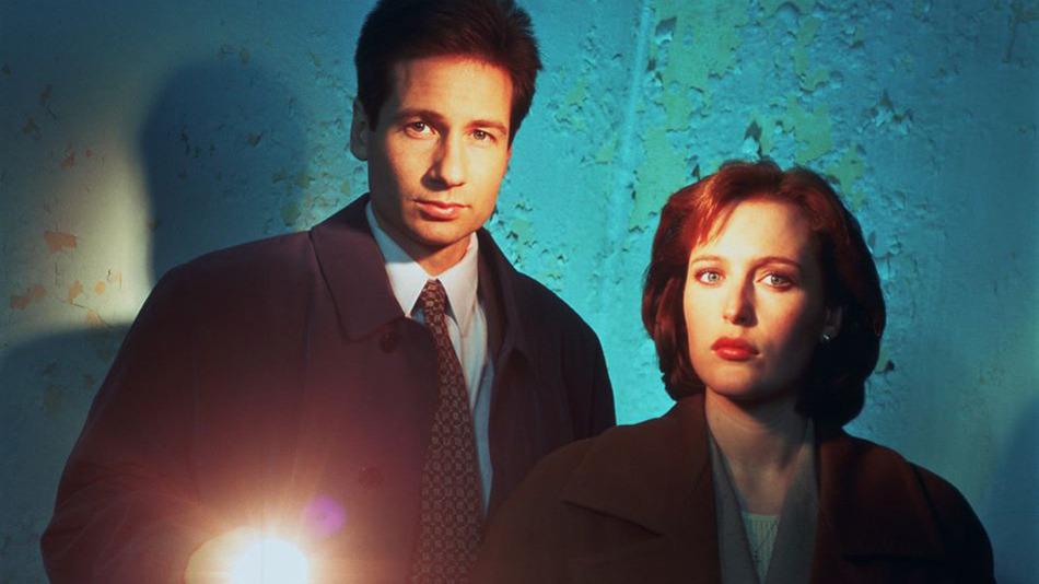 Майлз роббинс хэллоуин. Дана скалли. Дэвид духовны фокс малдер. X files сериал 2002. Курильщик x files.