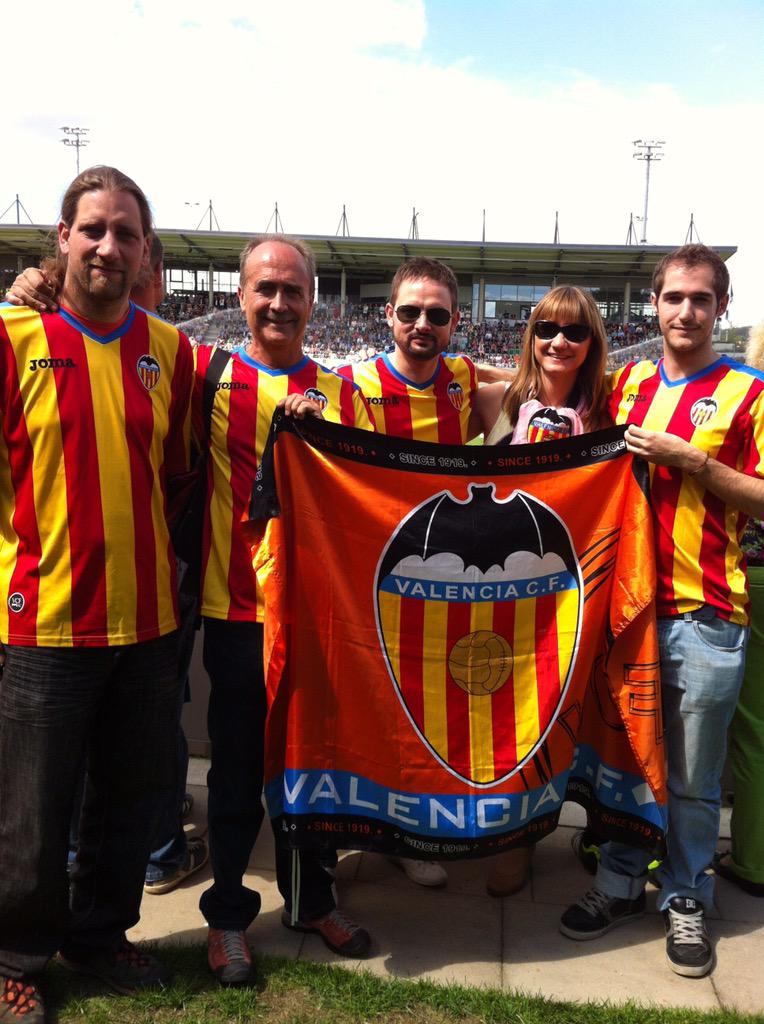 AlexDominguezTW's tweet photo. #NOTICIA | El VCF también tiene pérdida en #Germanwings, Sonja, aficionada alemana #DEP (Foto Vía @modestocogollos) http://t.co/rEdDSHhXSl