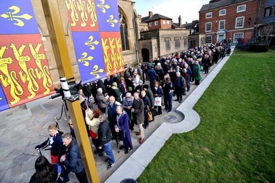 leicslive's tweet image. Pictures: Second day of queues at Leicester Cathedral as thousands view #RIII's coffin ow.ly/KKf0u