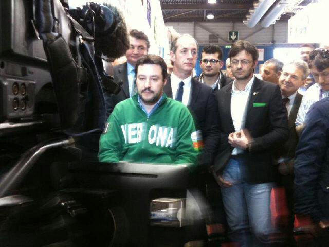 CSparvoli's tweet image. #vinitaly2015. Matteo Salvini porta la campagna elettorale davanti allo stand della regione Veneto