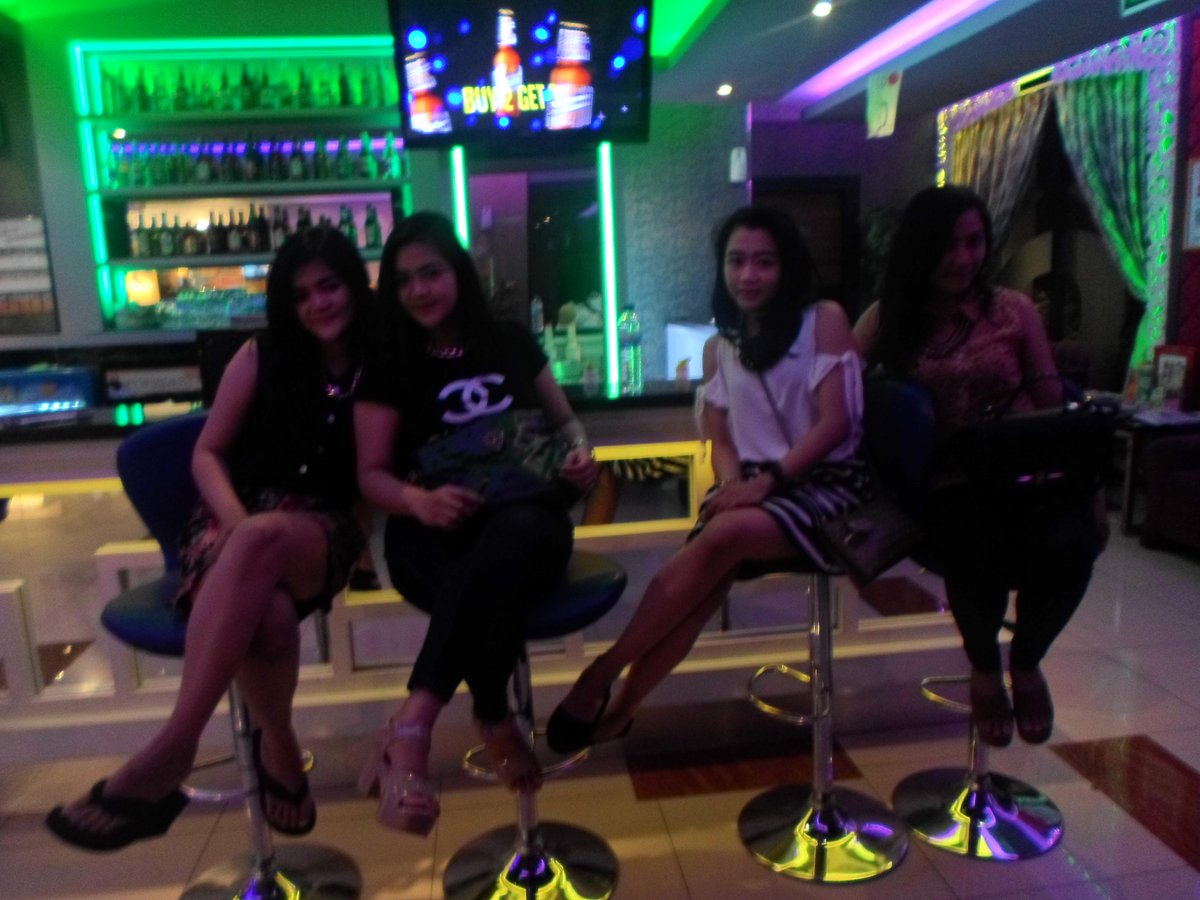 yadihello's tweet photo. Thx ya ka @Frischakusuma1 dah roke2 @HellofktvJogja ,follow us ya kak cc; @budihellofktv #hellofktv #karaoke #jogja http://t.co/ooW5rrENXv