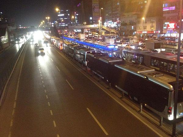 İstanbullular dikkat! Metrobüse binmeyin...
bit.ly/19MZcIs