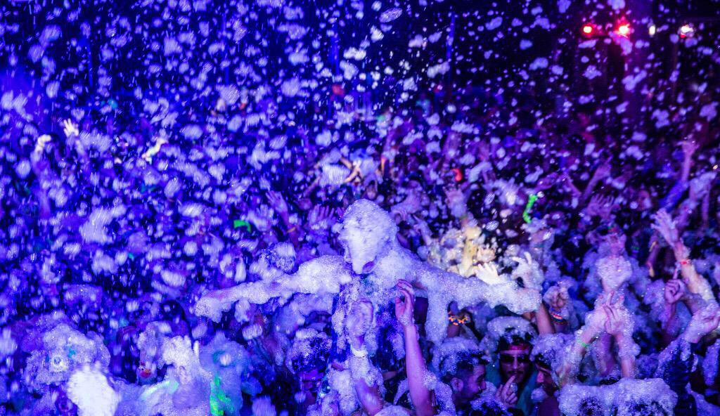 TradingWithSwag's tweet photo. Only 19 5$ tickets remaining for #TheZooo2 Foam Party http://t.co/DvFHhmxBVK 
Get em now 🎉🎉 http://t.co/ShQpG9gE4N