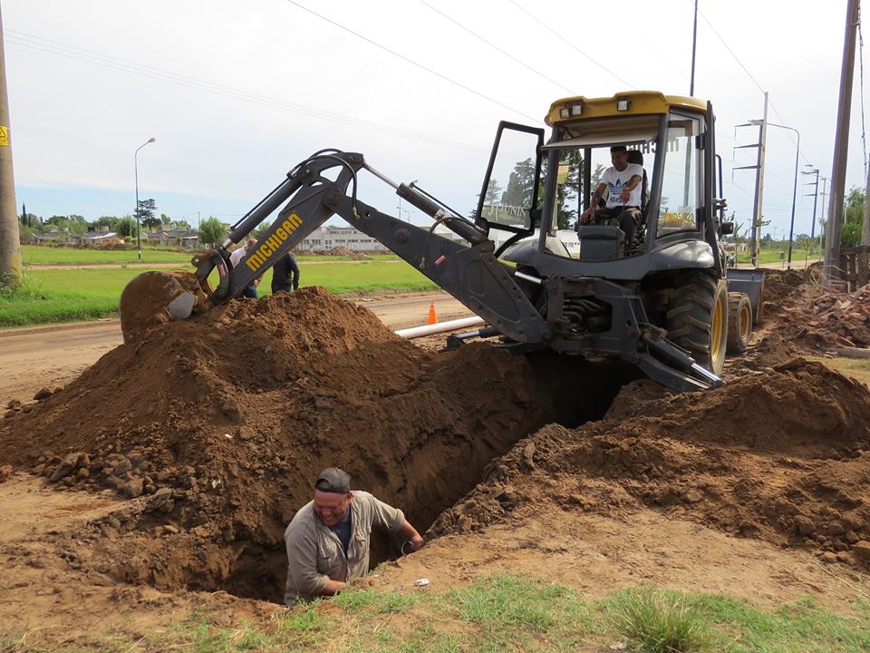 mariomeoni's tweet photo. Continuamos con las obras del servicio de cloacas y agua potable en diferentes barrios de la ciudad. http://t.co/x5zI0X225A