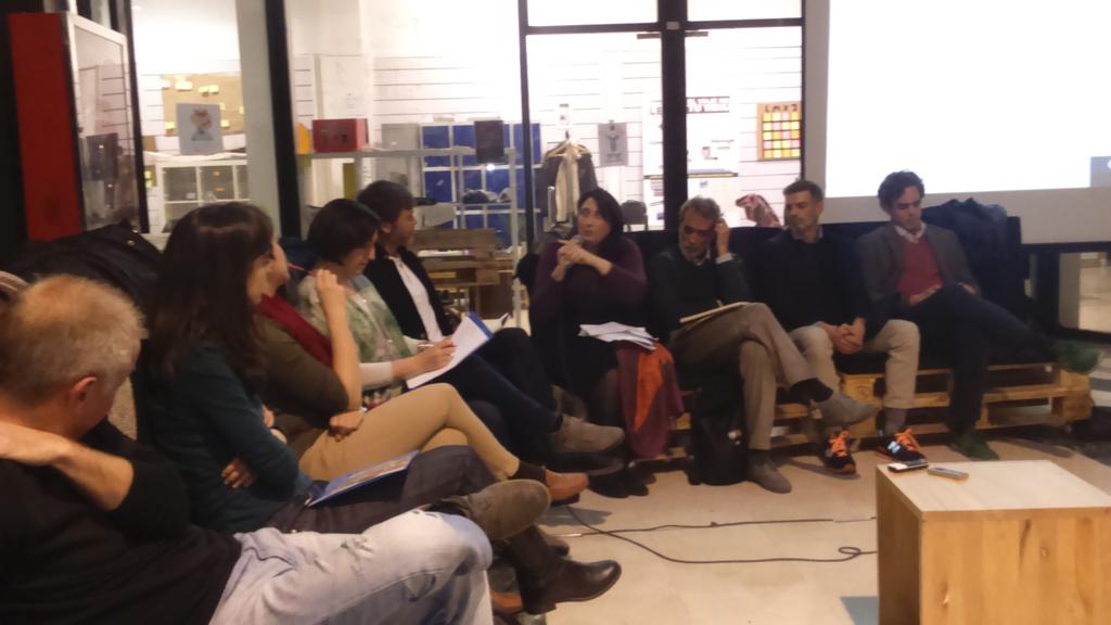 escaleraccion's tweet photo. "@ElSalmonContra: Debatiendo sobre qué es y qué no es #Economiacolaborativa con @OuiShare_es #osdefinition http://t.co/C66SDyHbI6"