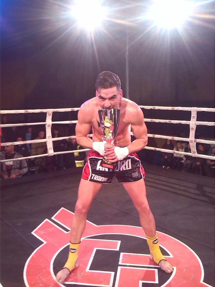 AlmansaDeporte's tweet photo. @Arturo_Tomas_G flamante y feliz campeón de Lions Fighter http://t.co/aVKY5cUeRB @PacoTomas8 http://t.co/JNBCLNKP2g