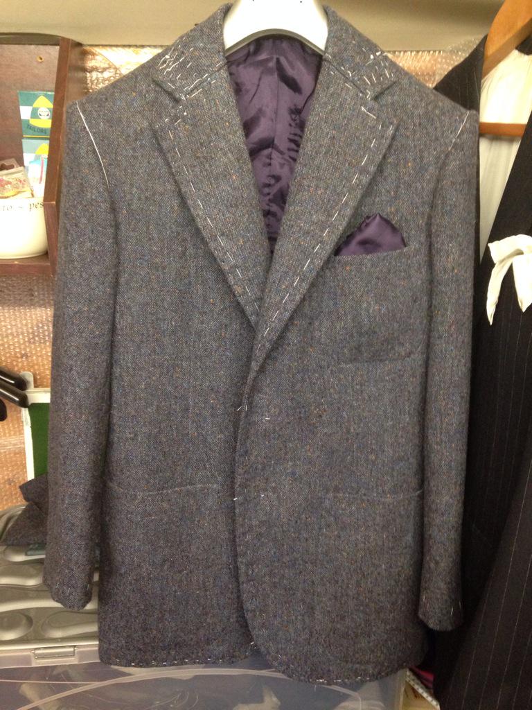 coatmaker's tweet image. SB 3 button roll 2 with 3 #patchpockets. Enjoyed making this one, now off for a #press and #finish #steedtailors