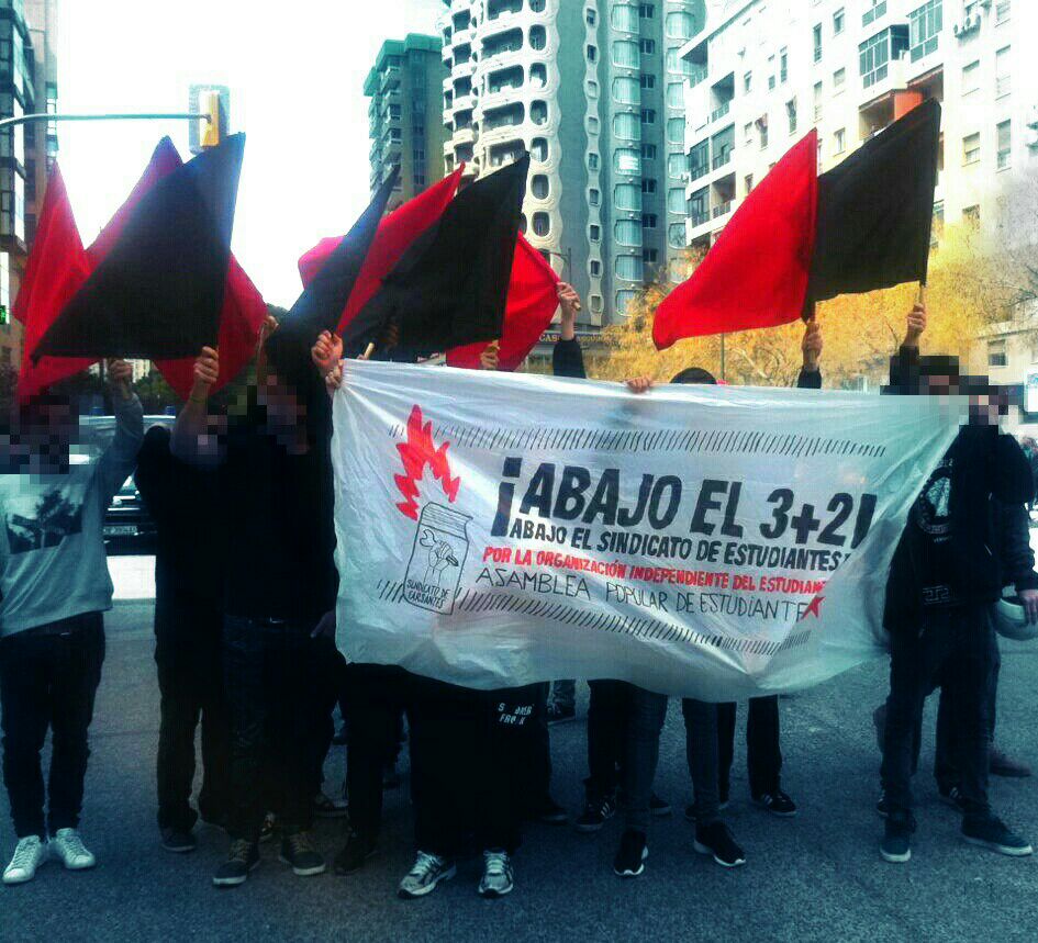 BrechaInfo's tweet photo. La Asamblea Popular de Estudiantes presentes hoy denunciando al Sindicato de Farsantes ¡ORGANÍZATE Y LUCHA! http://t.co/ggBWNiP1jG