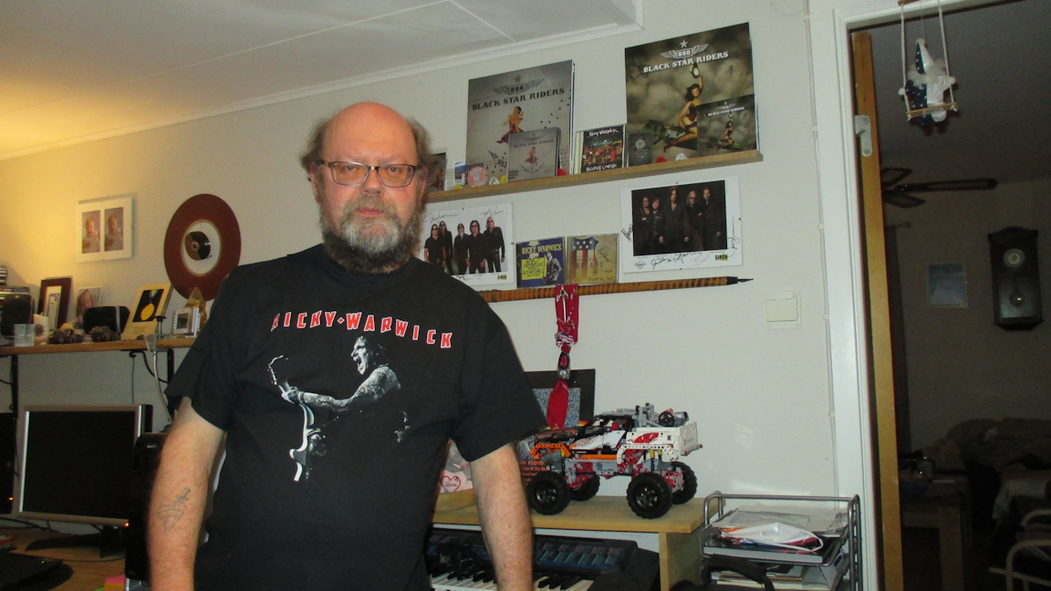 Me in my Ricky Warwick t-shirt and behind me on the wall some of Rickys and Black Star Riders albums and other stuf.