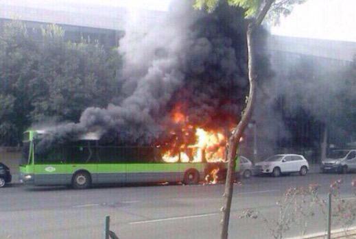 ente_pernicioso's tweet image. En la Universidad Autónoma de Madrid defienden la enseñanza pública y gratuita... quemando autobuses. Hazte fan.