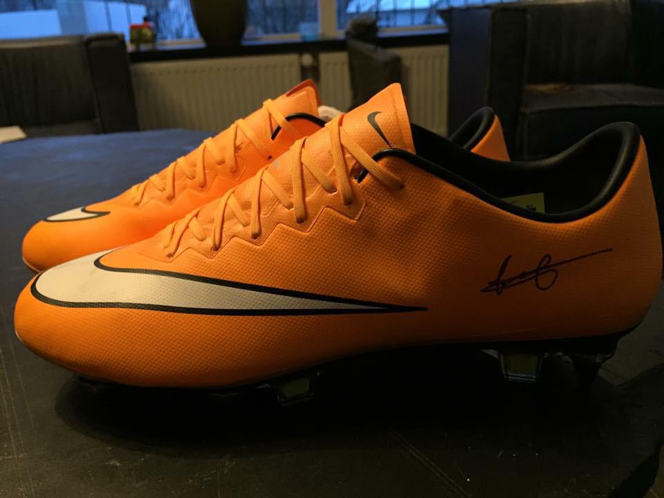 Minni á happdrættið í korterinu á morgun. RT þessu til að eiga möguleika á að vinna áritaða takkaskó #AG11 -Pétur K.