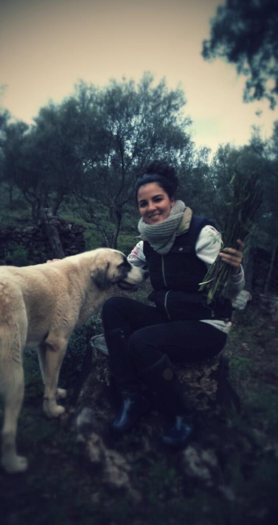 MartaTreseme's tweet photo. Mi gordita siempre acompañadome!! Tarde de espárragos con mis amores. 😍 http://t.co/sbA8ILidi3