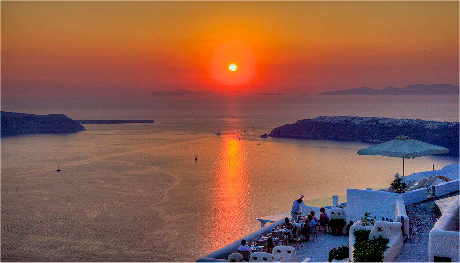 GreekIslandsCom's tweet photo. Romantic sunset in #SANTORINI http://t.co/s4o3ONCQBN
