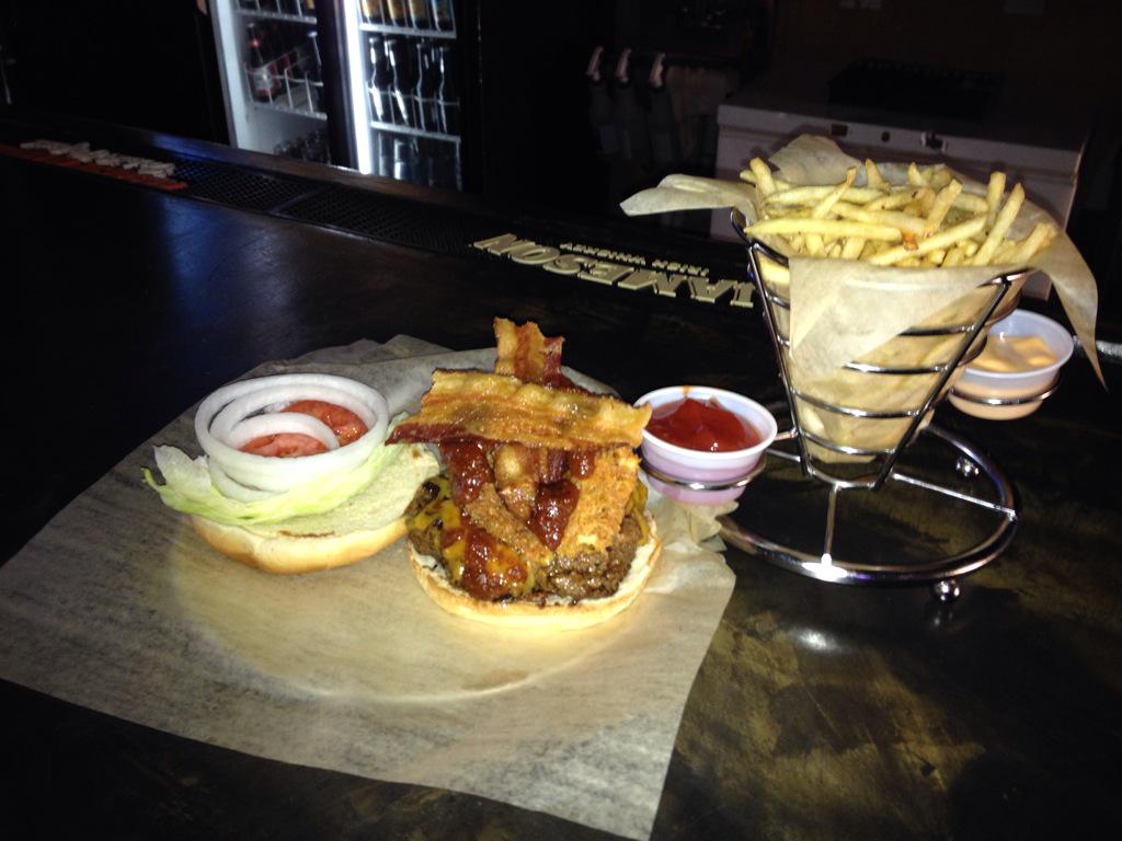 JasmineBoling's tweet photo. Best burger in town 😛 @PHonFry http://t.co/Da894F5Qt3
