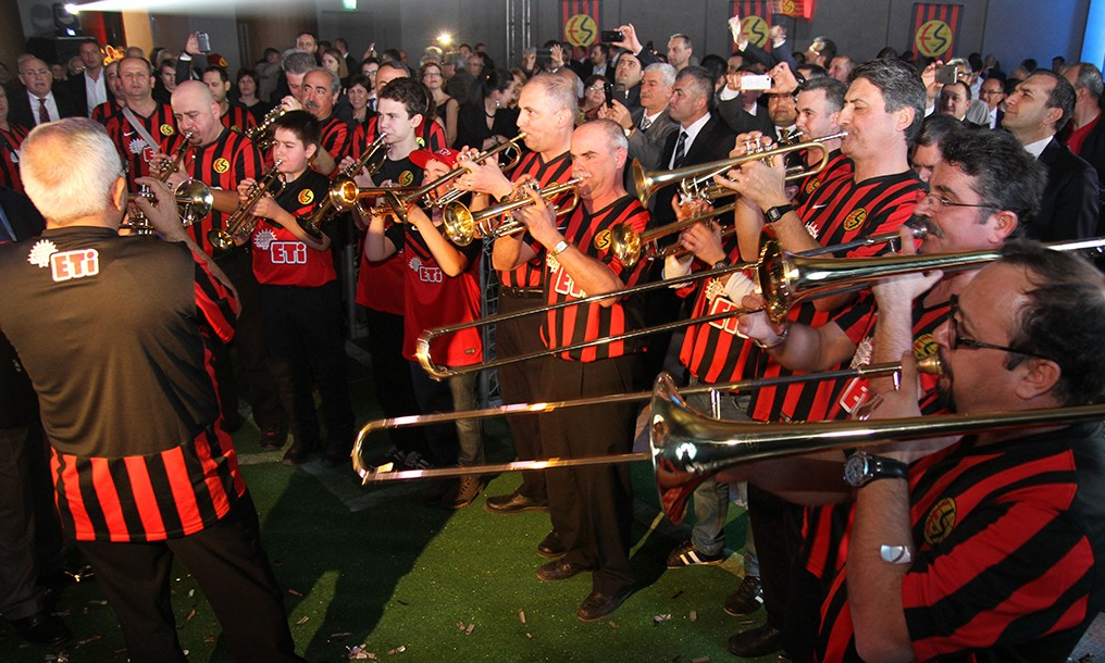 fanatikcomtr's tweet photo. #Eskişehirspor’un kuruluşunun 50. yılı kutlamaları yapıldı http://t.co/xnCxZOskcd http://t.co/07Jn4PtcEj