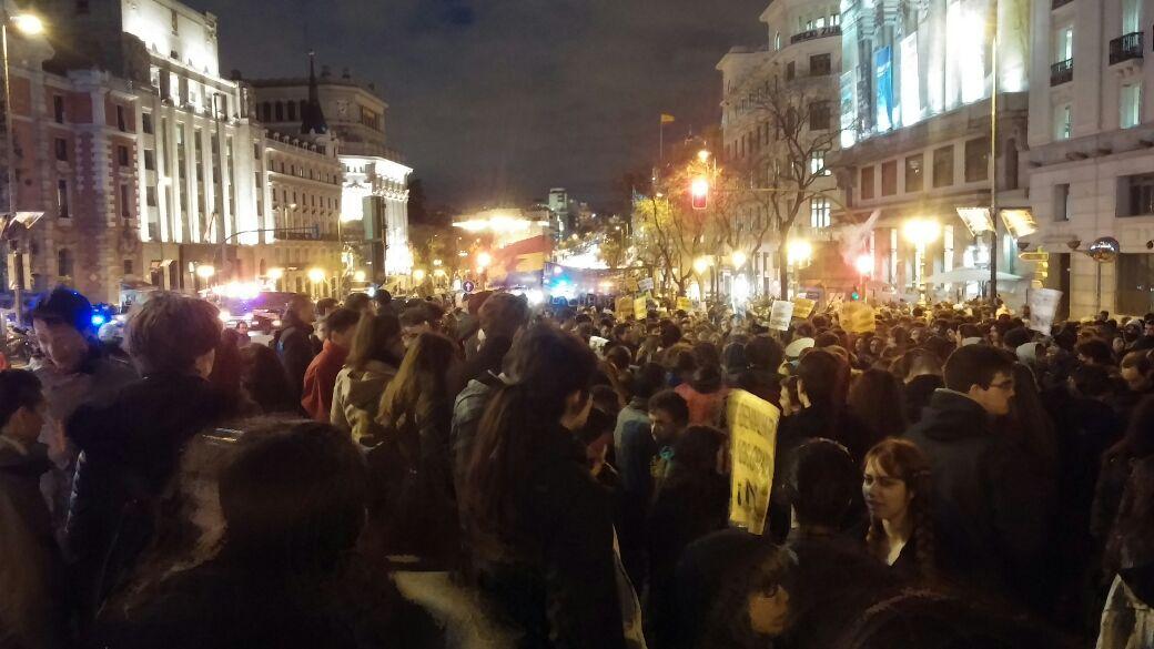 miriammartinsoy's tweet photo. Una pequeña visita al ministerio de educación!! #noal3mas2 #HuelgaEducacion24M #Wertdimision http://t.co/dGQmNltoNz