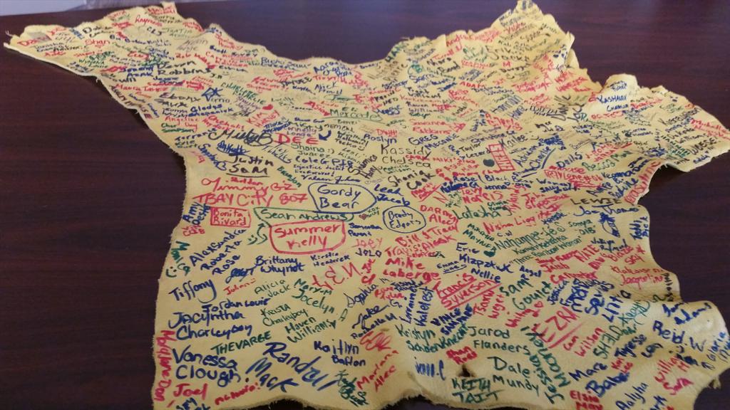 Moose_Hide's tweet image. Moosehide Campaign thanks all the Youth @GOV_Conference who signed our Moose Hide in honour of #endingviolence