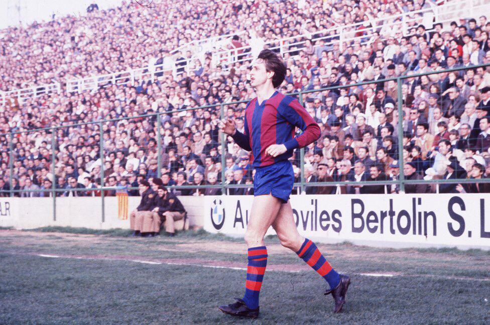 LegendofCruyff's tweet photo. Johan Cruyff before the start of Barcelona v Levante UD in 1982. http://t.co/B3gghiTzZi