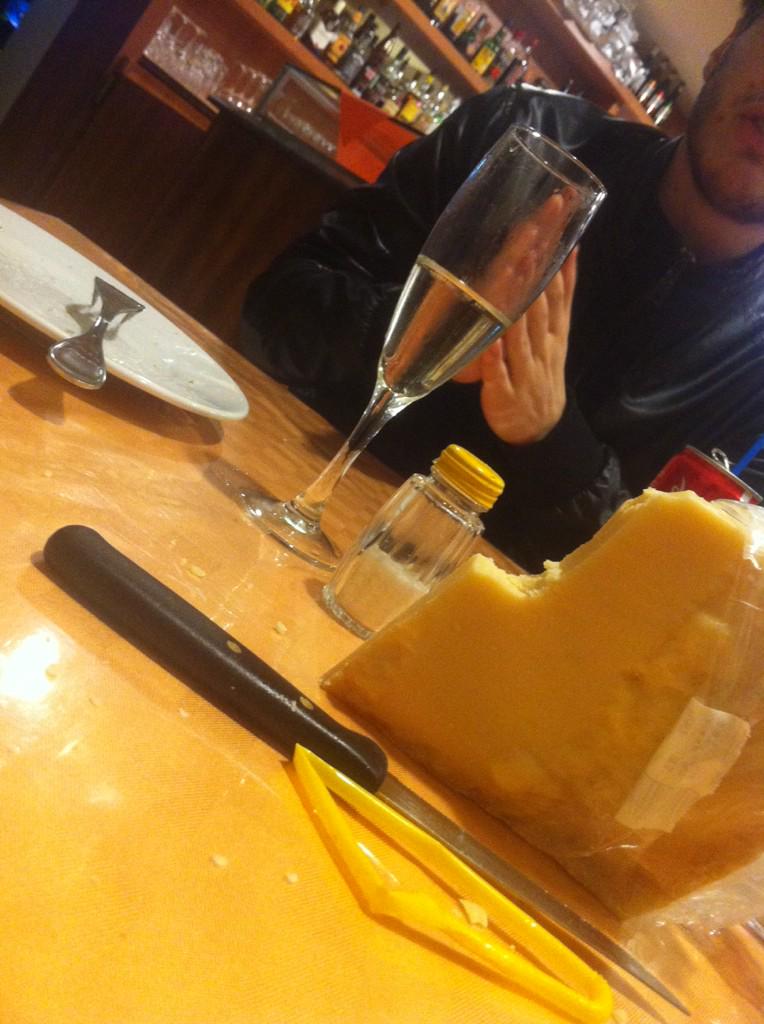 Lucaaperugino's tweet photo. Aperitivo con Ds Presidente e allenatore dei portieri solo per vedere le cameriere #frillo http://t.co/rypCcIVn0J