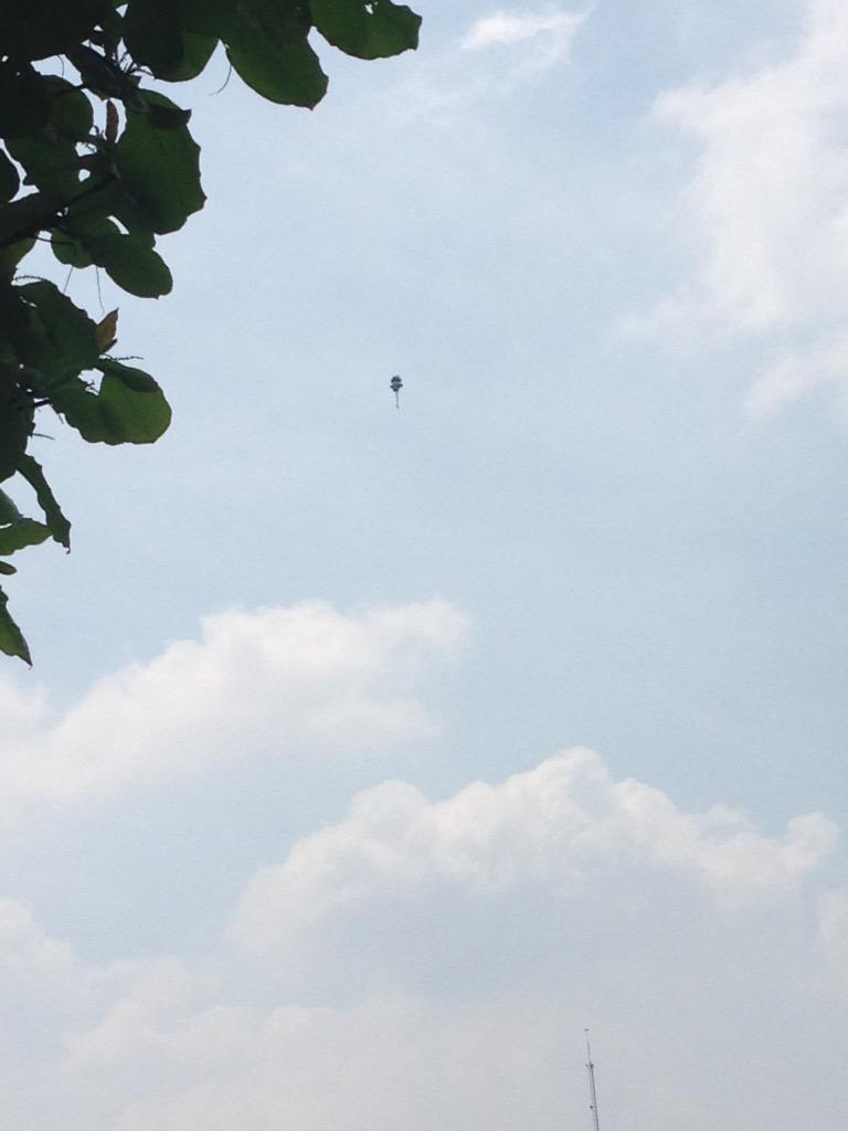 OctavioAbud's tweet photo. @jaimemaussan1 me podrías decir si es un OVNI o un globo meteorológico como me dicen algunos ( yo creo es un UFO) http://t.co/Z1TYMvZPid