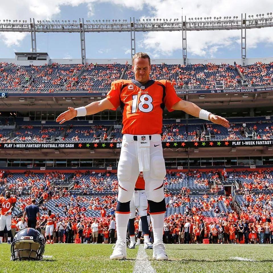 Birthday today my biggest idol Happy Birthday Peyton manning :) 