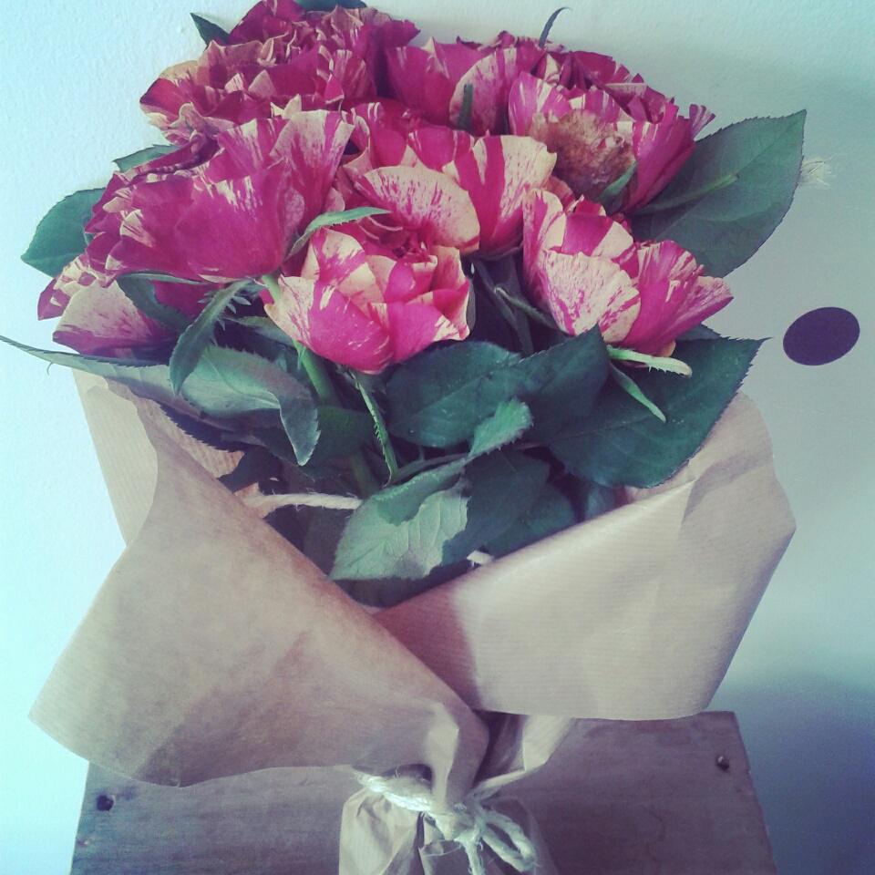 bestbudsbelfast's tweet photo. Selling posies of these two-toned roses in @WeAreMaven_ on Saturday! come say hi! http://t.co/Ow2ZNYw5zi http://t.co/xgmqfqMgEJ