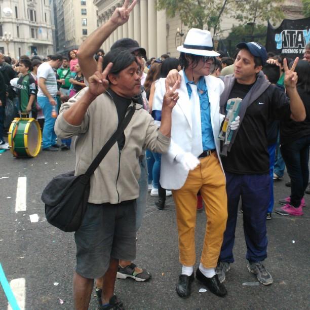 marianorinaldi's tweet photo. #24deMarzo #ActoK apareci� un #MichaelJackson peronista #MJ http://t.co/uaWwtLMOmC