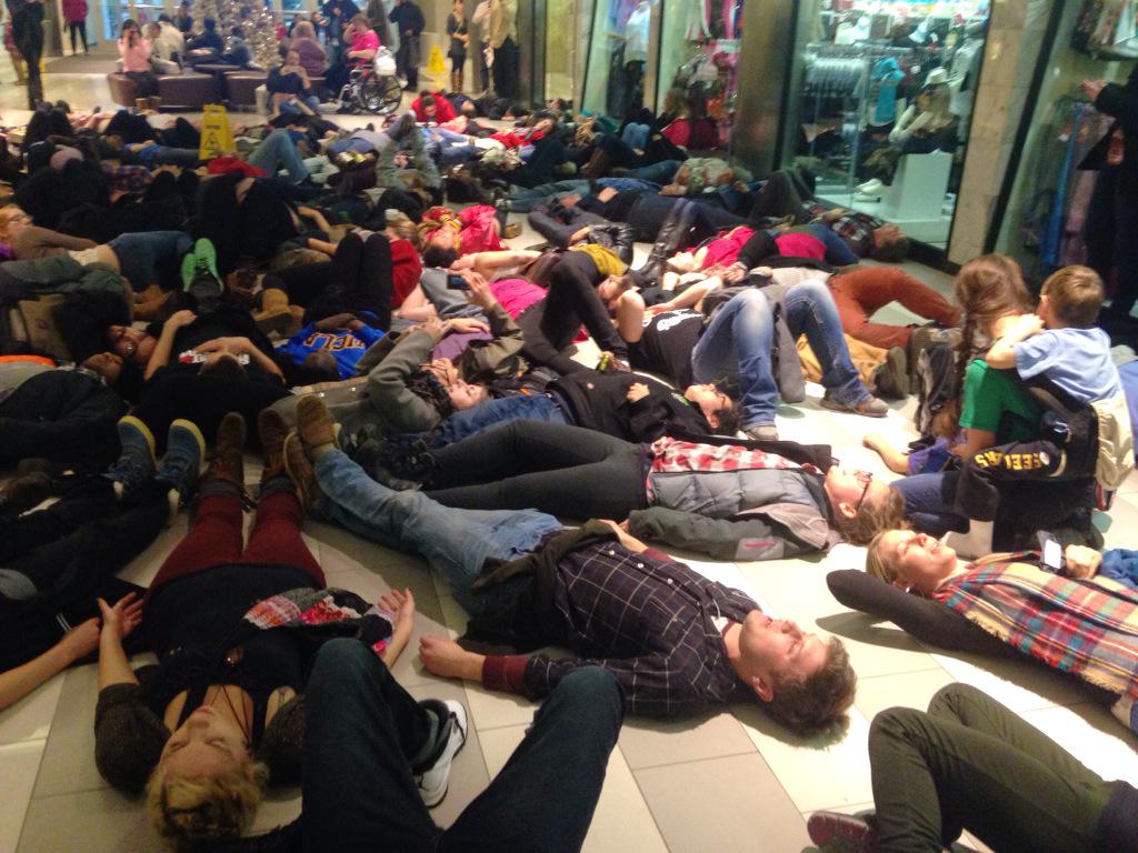 BlackVisionsMN's tweet image. #itsmymall that's why we did a die in honoring the black lives we've lost @mallofamerica