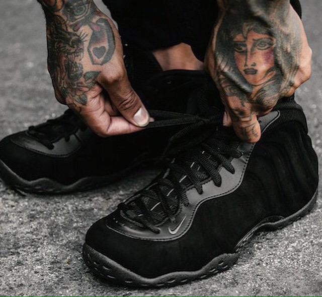 SneakerPics23's tweet photo. Black Suede Foams http://t.co/ZaA95ml8Fa