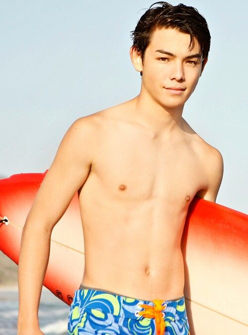 ryanpotter_07's tweet photo. Do you like surfing? Well #RyanPotter is calling you to go out and surf with him xD http://t.co/DjcWnX9fst