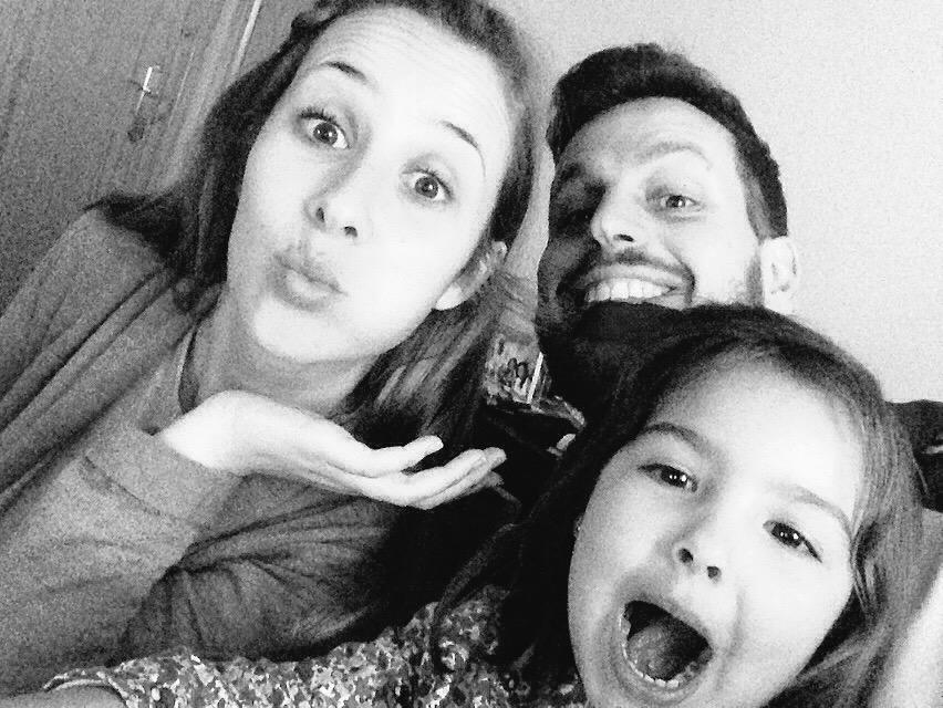 LaurinaMenCor's tweet photo. Buena tarde con mi vecinita pequeña llena de juegos y risas!! @JuanMiguelDazR @zarpima 🎊🎉🎈 http://t.co/6DQVIAmzHB