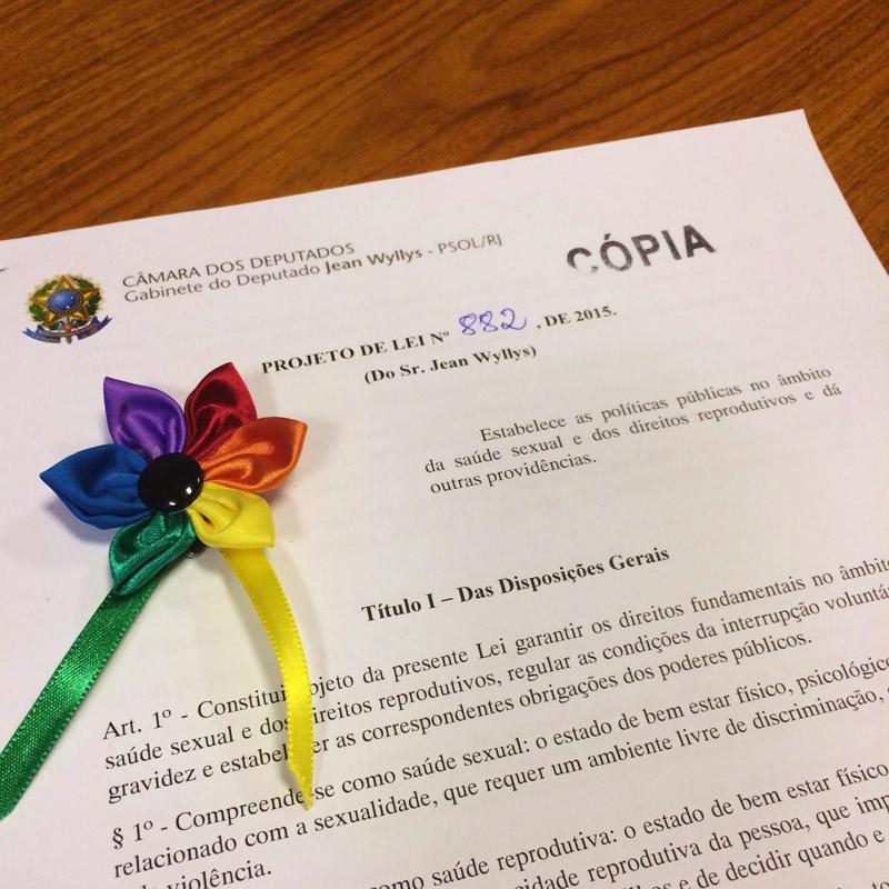 JornalOGlobo's tweet photo. Jean Wyllys (PSOL-RJ) protocola projeto de regulamentação do aborto. http://t.co/cGGbOgleyE http://t.co/87gADju6rA