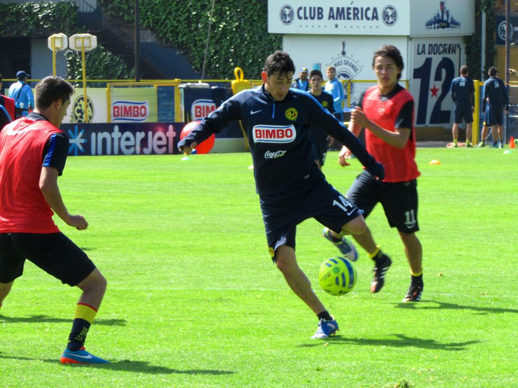 ClubAmerica's tweet photo. #Galería Te compartimos las imágenes de la práctica de nuestro equipo de esta mañana en Coapa http://t.co/UazbqNER7g http://t.co/PU6e1xKjtw